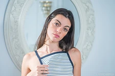 Bad Queen Rocy | Cute Barefoot Girl