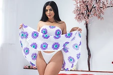 Julia De Lucia - Rounded Perfection