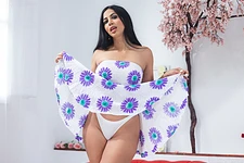 Julia De Lucia - Rounded Perfection