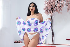 Julia De Lucia - Rounded Perfection