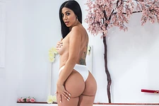 Julia De Lucia - Rounded Perfection