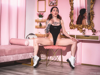 Esluna Love - Horny In My Pink Room